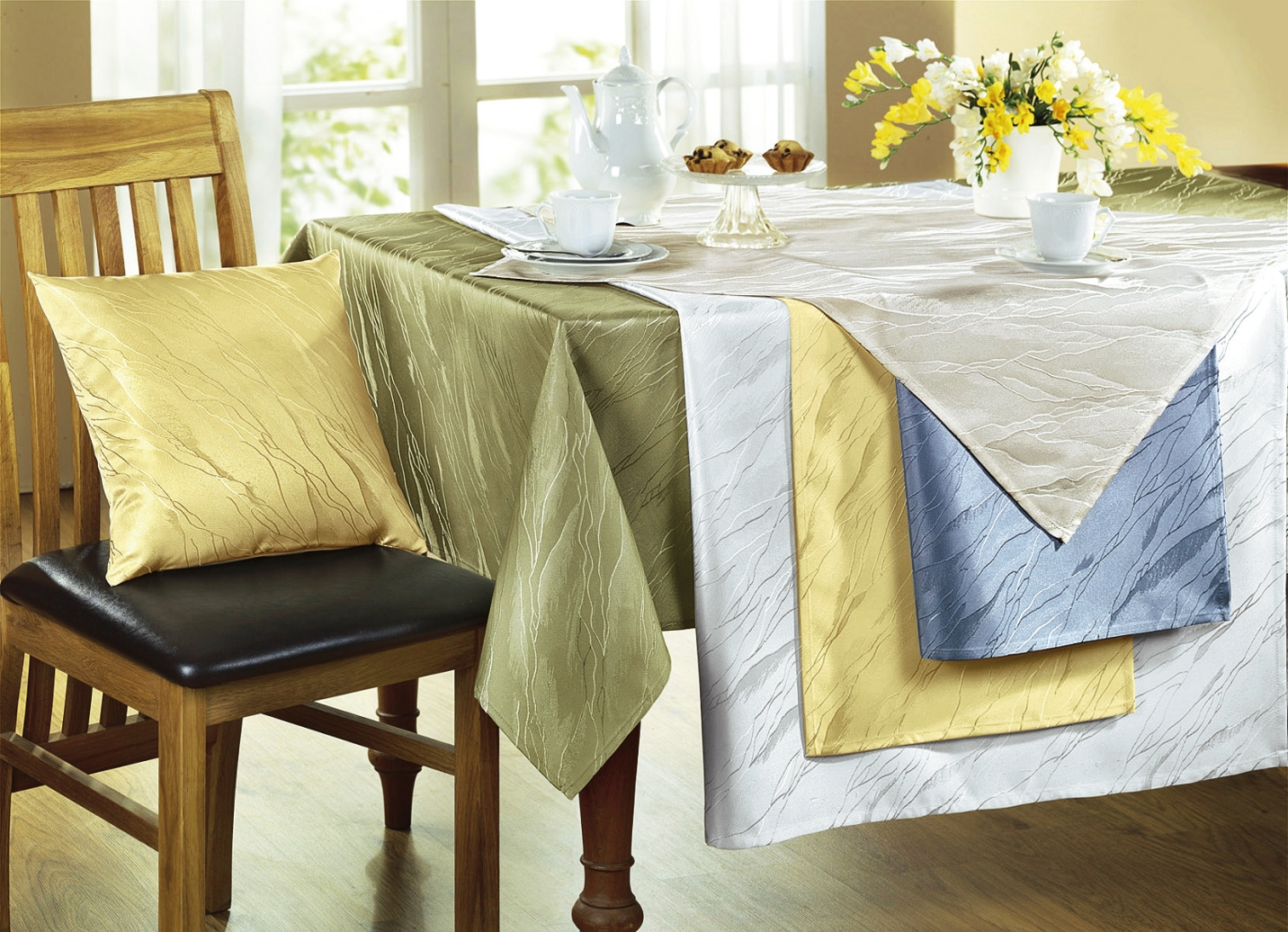 Dezente Tisch- Und Raumdekoration In Marmor-Optik Mit Fleckschutz 4 Dezente Tisch- Und Raumdekoration In Marmor-Optik Mit Fleckschutz – Bild 2