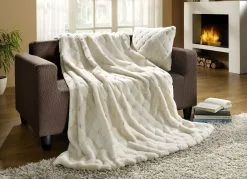 Felldecken Und Kissen Aus Natürlich Wirkendem Webpelz-Fellimitat