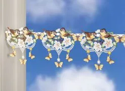 Frühlingshafte Stangendekoration Aus Plauener Spitze