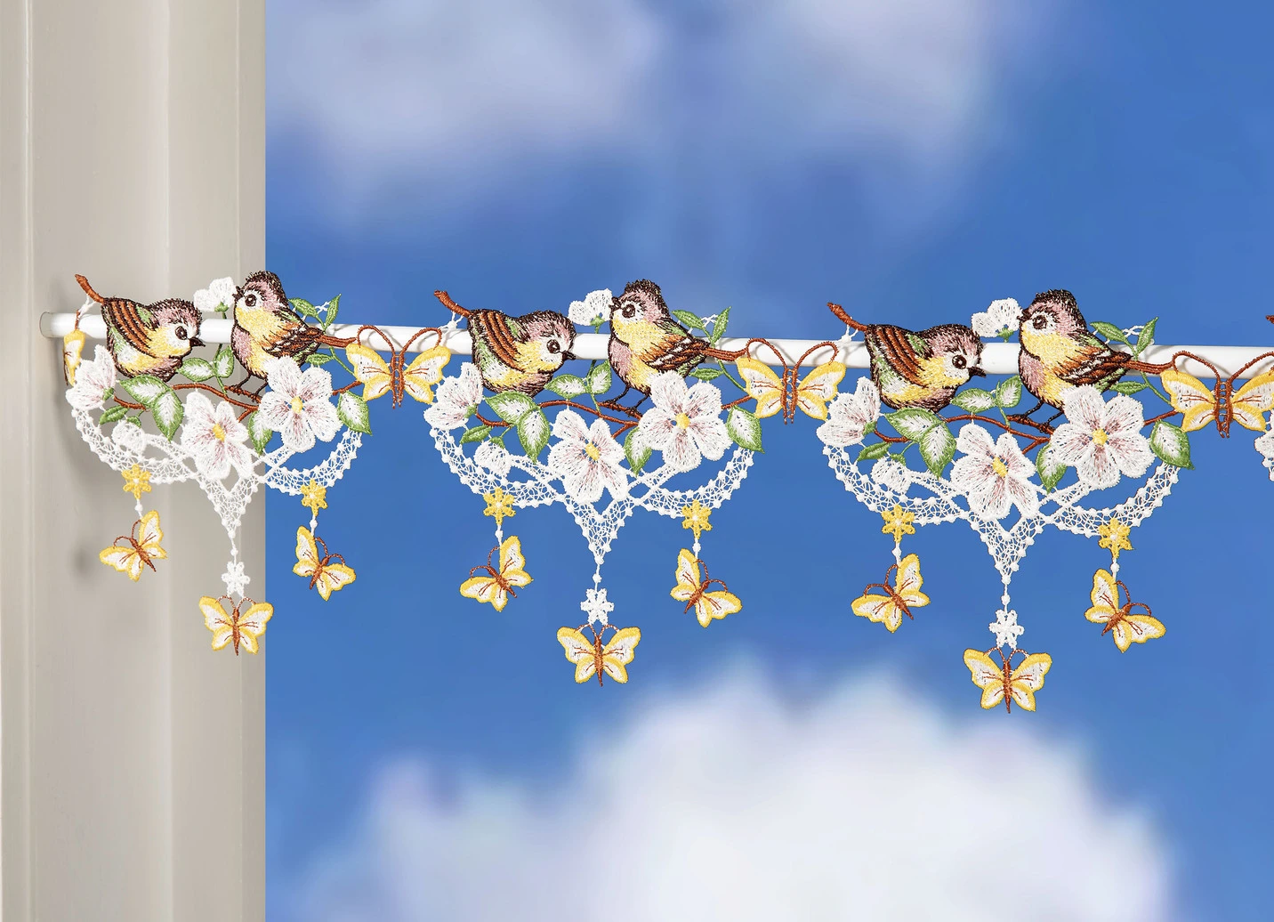 Frühlingshafte Stangendekoration Aus Plauener Spitze 3 Frühlingshafte Stangendekoration Aus Plauener Spitze