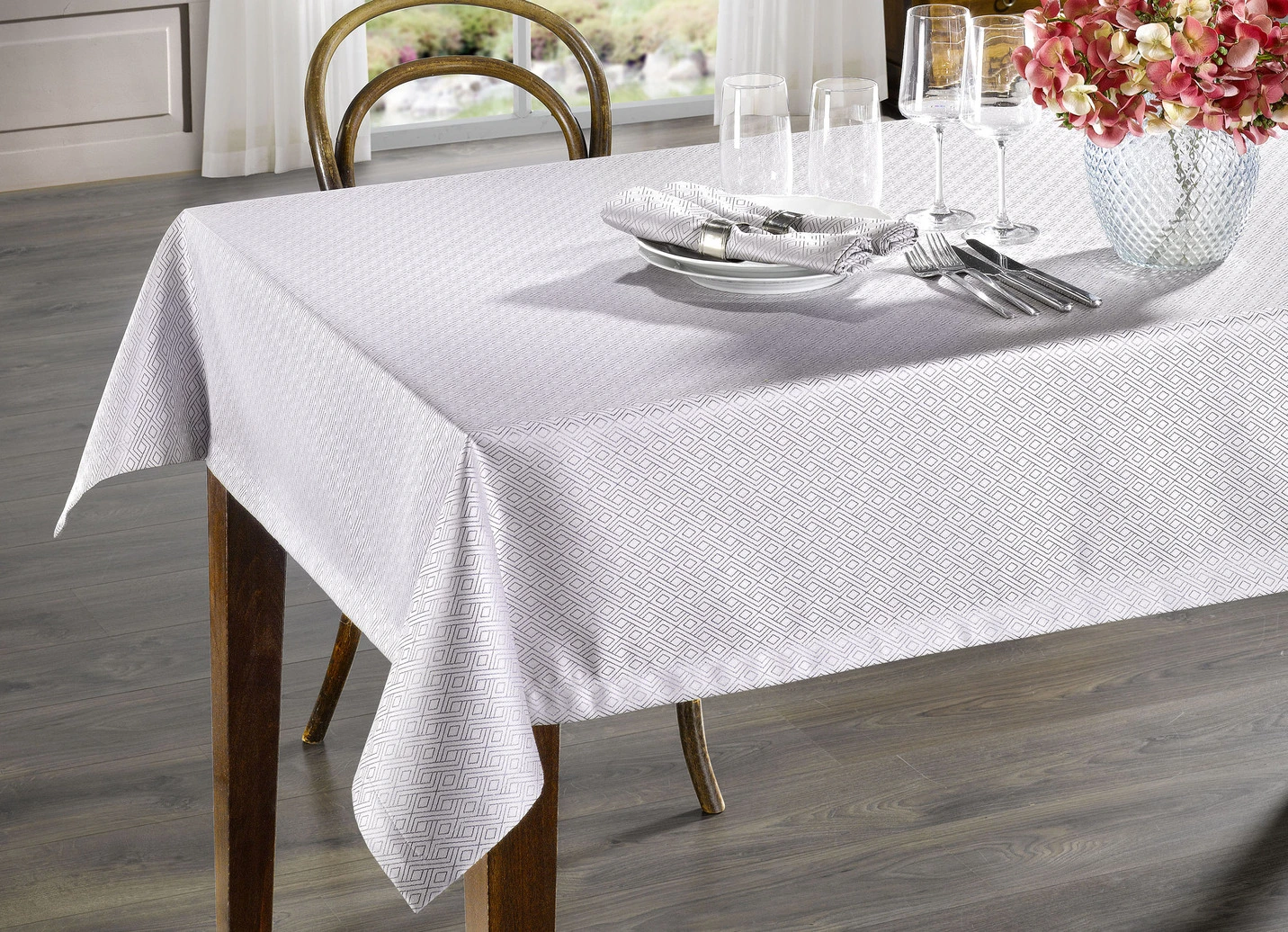 Hochwertige Damast-Tischdekoration 3 Hochwertige Damast-Tischdekoration