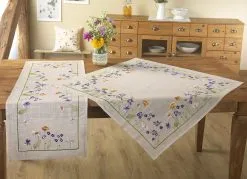 Schön Bestickte Tisch- Und Raumdekoration