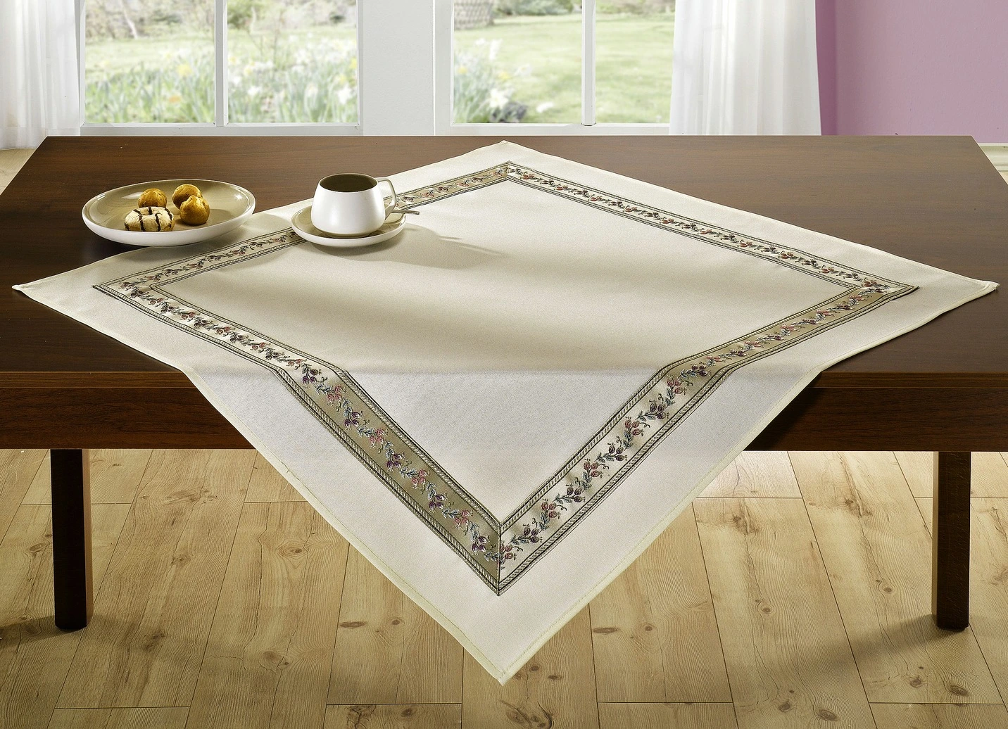 Stilvolle Tisch- Und Raumdekoration Mit Umlaufender Bordüre 5 Stilvolle Tisch- Und Raumdekoration Mit Umlaufender Bordüre – Bild 3