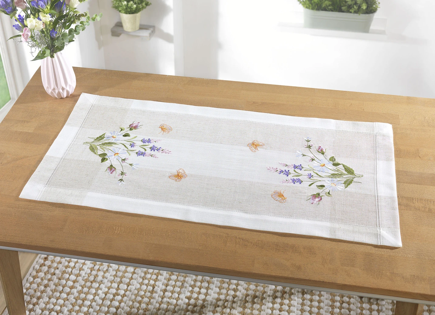 Tisch- Und Raumdekoration Mit Floralem Dessin 4 Tisch- Und Raumdekoration Mit Floralem Dessin – Bild 2