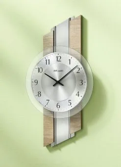 Wanduhr Mit Chromfarbenen Applikationen